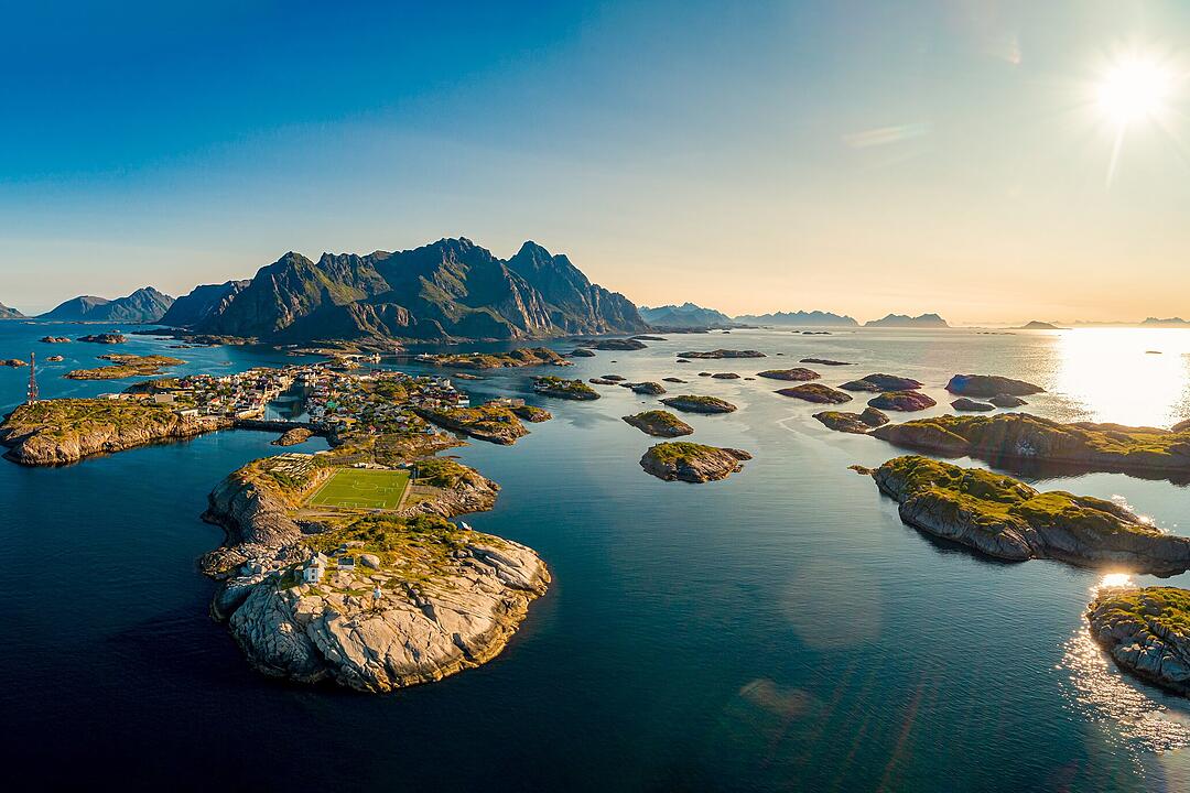 Der Fußballplatz steht im Mittelpunkt des Bildes von Henningsvær. Lofoten-Stadion - Henningsvær Fotballbanen er sentral i bildet fra Henningsvær. Lofoten Stadium - Henningsvær