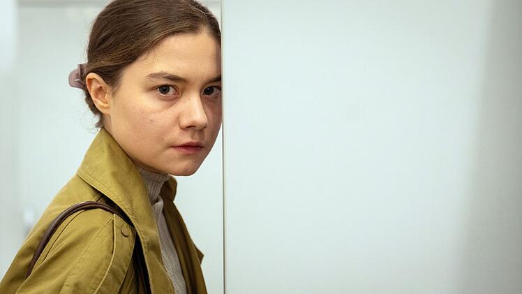 Die junge S&auml;ngerin Valerie Schmitt (Hannah Schiller) scheint unter Druck zu stehen. Gegenw&auml;rtig singt sie im Chor - obwohl sie eigentlich als Solistin angestellt ist.