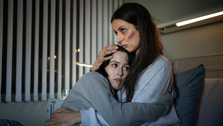 Luisa Vizzante (Liane Forestieri, rechts) macht sich gro&szlig;e Sorgen um ihre Tochter Tamara Jacobsen (Maya Lauterbach).