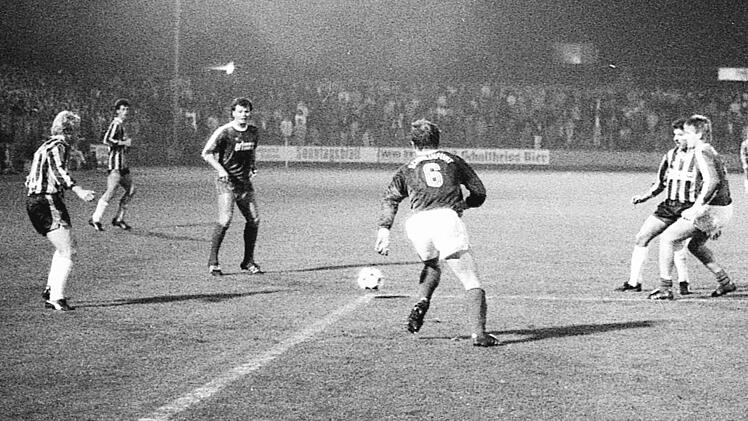 2600 Fans sehen den 3:2-Erfolg des SV Heidingsfeld (dunkle Hosen) &uuml;ber den FC Schweinfurt 05.