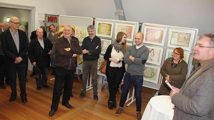 Bürgermeister Dietz (rechts) bei der Eröffnung der Vernissage.