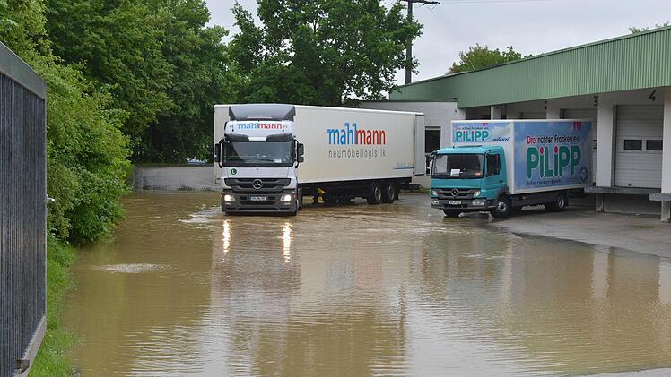 Hochwasser in der Gutenbergstraße in Bamberg. Foto: Ronald Rinklef