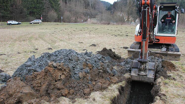 Baggerfahrer Manfred Fischer von der Firma Simon in Wallenfels hob die Schürfgrube bei Thiemitz aus. Die Wiese gehört ihm selbst.