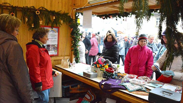 Die Weihnachtsstände vor dem Schloss boten allerhand für das bevorstehende Weihnachten. Foto: Schmidt