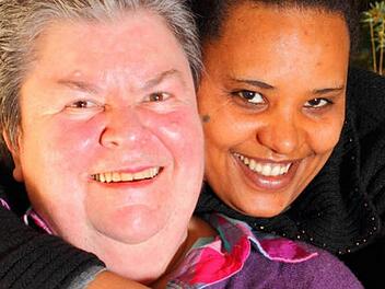 Heidelore Schneid und Tsehay Getaneh haben sich in einem Strickkurs kennengelernt. Foto: Christian Fenn