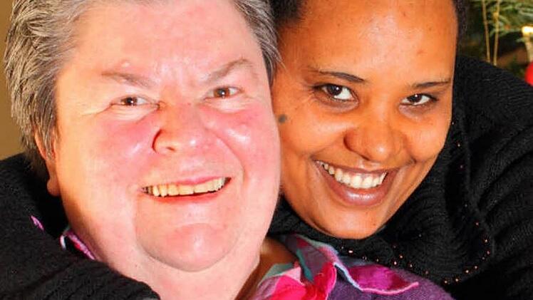 Heidelore Schneid und Tsehay Getaneh haben sich in einem Strickkurs kennengelernt. Foto: Christian Fenn