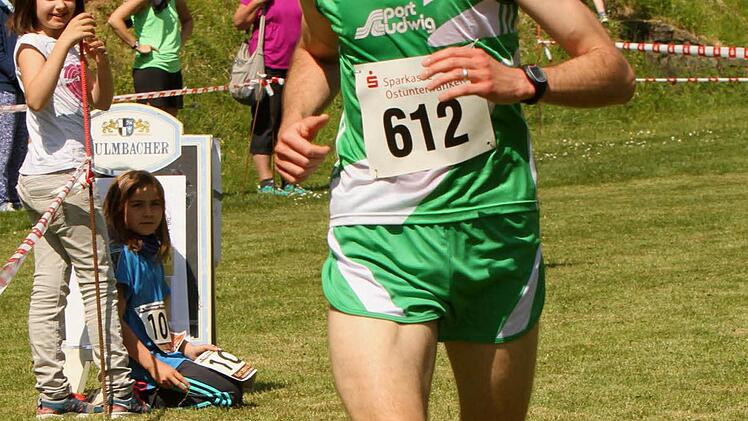 Der Sieger Michael Wetteskind (DJK Schweinfurt) im Zieleinlauf.