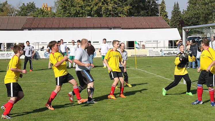 Spannende Spiele gab es beim 1. Untersiemauer Fußballfestival für Menschen mit Behinderung zu sehen. Im Bild der FC Fedn Olé aus Coburg (gelbe Trikots) gegen die Oba Hof. Foto: Michael Stelzner