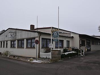 Die Turnhalle in Obertheres (im Bild) ist nicht mehr sanierungsfähig. Daher soll sie abgerissen und eine neue Turnhalle für den Turn- und Breitensport mit einem Anbau für die Dorfgemeinschaft und den Turnverein errichtet werden.  Foto: Ulrike Langer