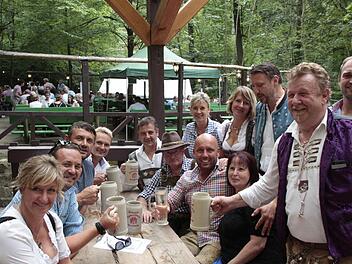 Günter Schliewitz (rechts) hat das Annafest in München publik gemacht. Foto: Josef Hofbauer