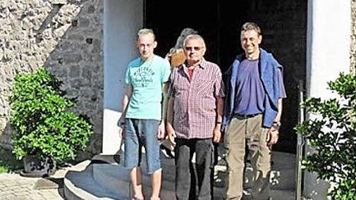Die drei Wallfahrer, die in diesem Jahr noch zu Fuß in die Priesendorfer Marienkapelle gekommen sind: Manuel Hetzel, Konrad Müller und Stefan Graser.  Foto: Willi Tröster