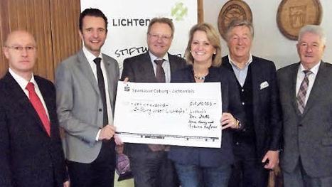 Sabine Rießner übergibt die Spende in Höhe von 10 000 Euro an Bürgermeister Andreas Hügerich (Zweiter von links) und die Mitglieder des Stiftungsrates.  Foto: privat