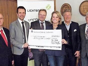 Sabine Rie&szlig;ner &uuml;bergibt die Spende in H&ouml;he von 10&nbsp;000 Euro an B&uuml;rgermeister Andreas H&uuml;gerich (Zweiter von links) und die Mitglieder des Stiftungsrates.  Foto: privat