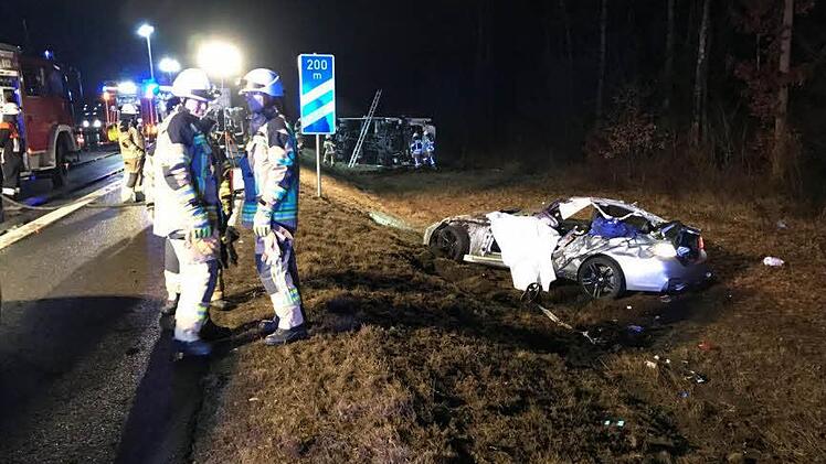 Der Sportwagen von Alexander Beck kurz vor der Ausfahrt Nürnberg-Nord neben der Fahrbahn. Der Fahrer erlag noch an der Unfallstelle seinen schweren Verletzungen.  Foto: Foto: News5 / Grundmann