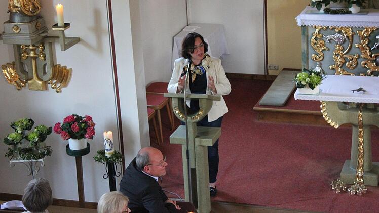 Karola Helfrich erklärt "die Software" der Kirche. Foto: Birgit Will