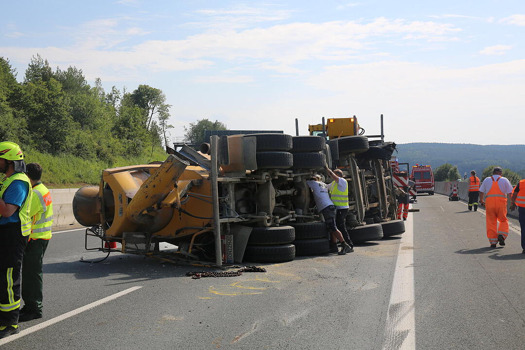 A9 bei Bindlach: Betonmischer stürzt nach Reifenplatzer um