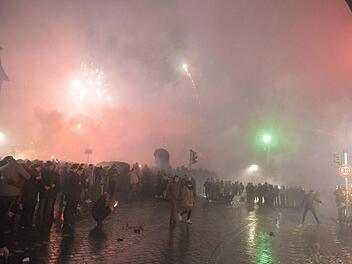 Beim Silvesterfeuerwerk wird viel Feinstaub freigesetzt. Bei dieser Aufnahme aus Bamberg sieht man, wie vernebelt die Stadt werden kann. Archivbild: Ronald Rinklef
