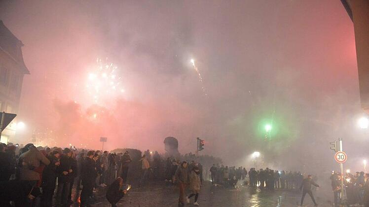 Beim Silvesterfeuerwerk wird viel Feinstaub freigesetzt. Bei dieser Aufnahme aus Bamberg sieht man, wie vernebelt die Stadt werden kann. Archivbild: Ronald Rinklef