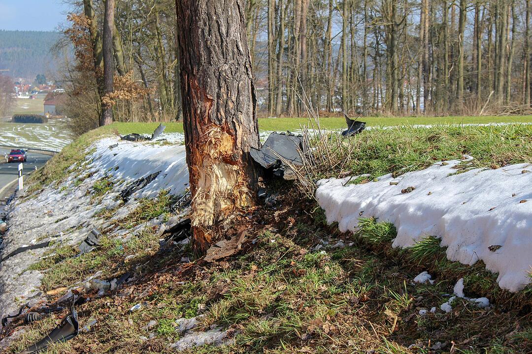 Autofahrer prallt im Kreis Fürth gegen Baum und stirbt