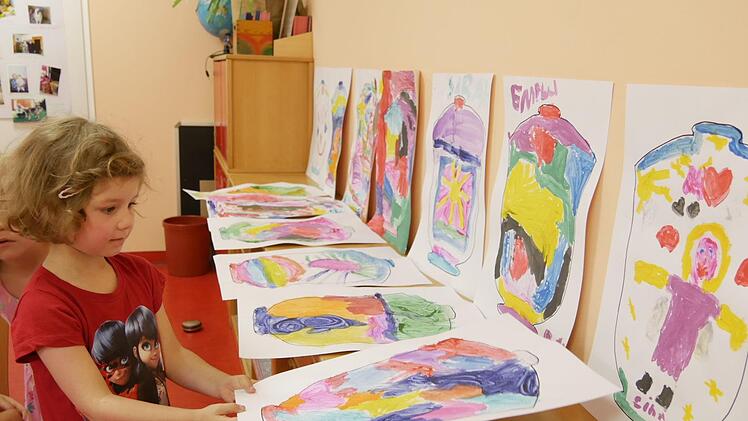 In fröhlichen Farben malten die Kinder  wunderschöne Urnen.Manja von Nida