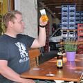 Mit dem Blick des Fachmanns prüft Christian Schuster das von ihm gebraute Bier vor der heimischen Gaststätte. Foto: Leo Hühnlein