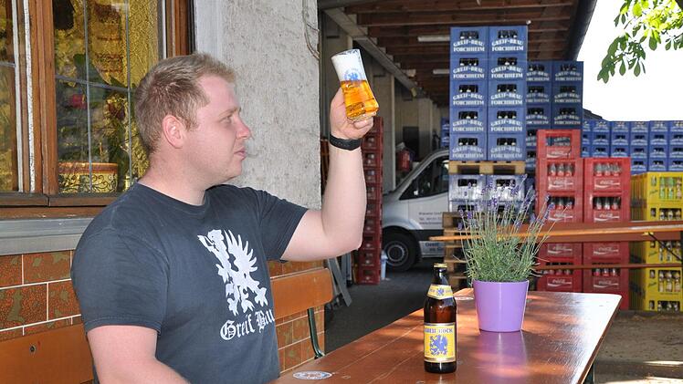 Mit dem Blick des Fachmanns prüft Christian Schuster das von ihm gebraute Bier vor der heimischen Gaststätte. Foto: Leo Hühnlein