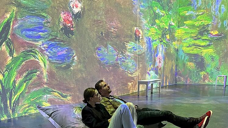 Mitten im Seerosenteich sitzen kannst du in der Ausstellung "Monets Garten" in Köln.
