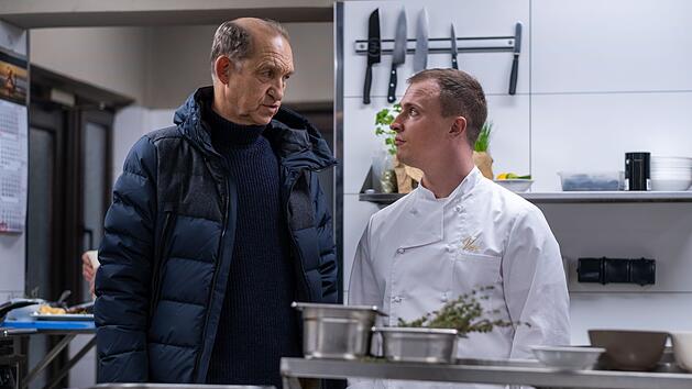 Carl Sievers (Peter Heinrich Brix, links) stattet der Sternek&uuml;che des "Voss" einen Besuch ab. Thorben Voss (Tim Kalkhof) soll der neue Inhaber werden.