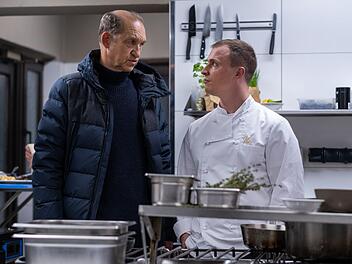 Carl Sievers (Peter Heinrich Brix, links) stattet der Sterneküche des "Voss" einen Besuch ab. Thorben Voss (Tim Kalkhof) soll der neue Inhaber werden.