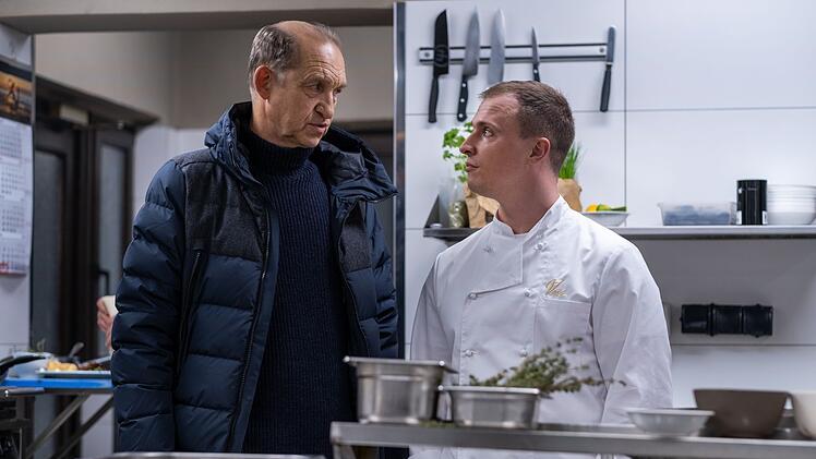 Carl Sievers (Peter Heinrich Brix, links) stattet der Sterneküche des "Voss" einen Besuch ab. Thorben Voss (Tim Kalkhof) soll der neue Inhaber werden.