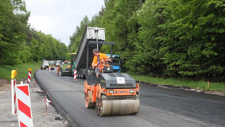 Der Einmündungsbereich der B286 zur Klaushofstraße wird verbreitert und erhält eine Abbiegerspur, um den Unfallschwerpunkt zu entschärfen. Foto: Thomas Mäuser