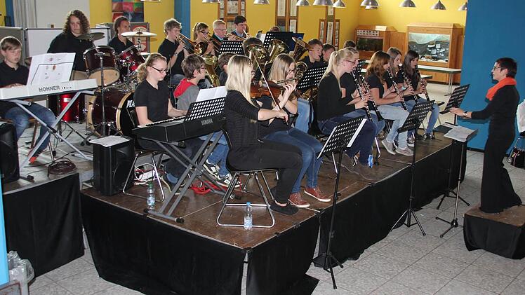 Die FRG-Bigband spielte Lieder der Beatles und der Doors unter Leitung von Isabel Ullrich.