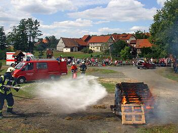 Die Wehrleute zeigen, dass sie ihr Fach verstehen. Foto: Bettina Knauth