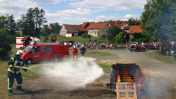 Die Wehrleute zeigen, dass sie ihr Fach verstehen. Foto: Bettina Knauth