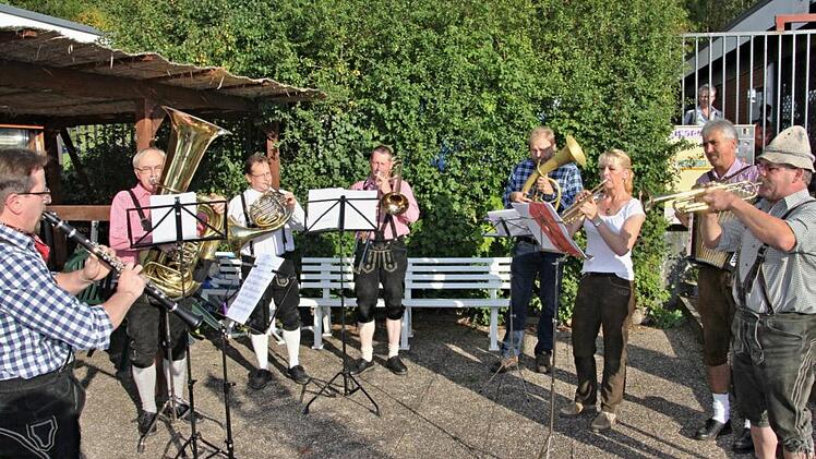 Die Kirchweihmusikanten in Aktion. Foto: Helmut Will