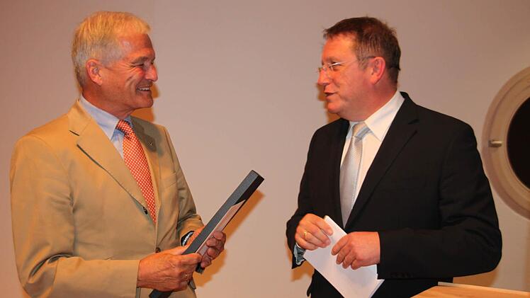 OB Henry Schramm (CSU) gratulierte Leiter Bernd Matthes mit einem Krawatten-Geschenk zum Doppeljubiläum.