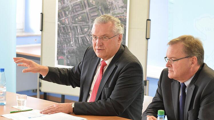 Bayerns Innenminister Joachim Herrmann zusammen mit Bambergs Oberbürgermeister Andreas Starke bei der Pressekonferenz in der ARE Foto: Ronald Rinklef
