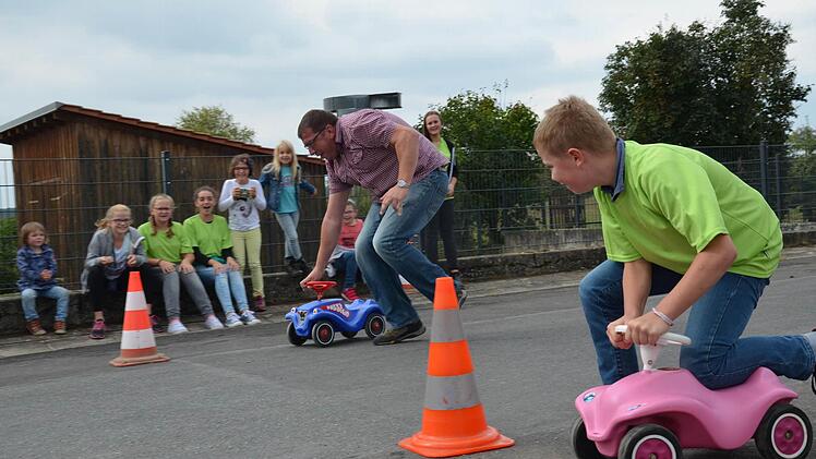 Die Ministranten hatten es mit den kleinen Fahrzeugen sichtbar einfacher. Foto: Jana Keul