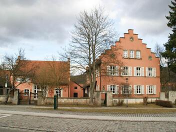 Die Pfarrgemeinde Oberschleichach ringt um den Fortbestand des Pfarrhofes als öffentliches Gebäude. Seit die Wohnung im ersten Stock des Pfarrhauses (rechts) nicht mehr von einem Pfarrer bewohnt ist, sind die laufenden Kosten zu einer großen Belastung geworden. Gemeinsam wollen Kirchengemeinde, politische Gemeinde und örtliche Vereine ein Nutzungs- und Finanzierungskonzept entwickeln. Foto: Sabine Weinbeer