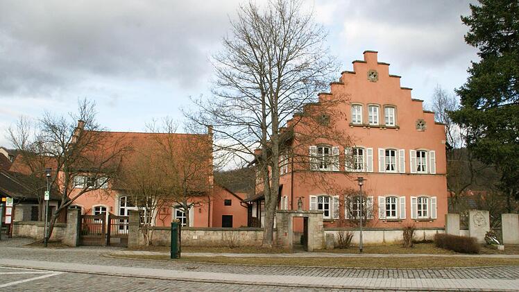 Die Pfarrgemeinde Oberschleichach ringt um den Fortbestand des Pfarrhofes als öffentliches Gebäude. Seit die Wohnung im ersten Stock des Pfarrhauses (rechts) nicht mehr von einem Pfarrer bewohnt ist, sind die laufenden Kosten zu einer großen Belastung geworden. Gemeinsam wollen Kirchengemeinde, politische Gemeinde und örtliche Vereine ein Nutzungs- und Finanzierungskonzept entwickeln. Foto: Sabine Weinbeer