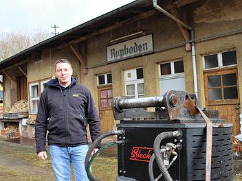 Timo Meißner am Bahnhof in Rupboden mit einem großen Magneten, der beim Rückbau der Gleise eingesetzt wird. Foto: Julia Raab