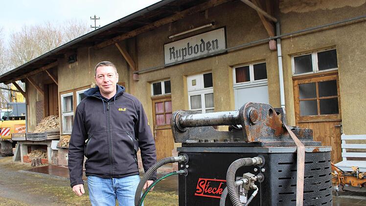 Timo Meißner am Bahnhof in Rupboden mit einem großen Magneten, der beim Rückbau der Gleise eingesetzt wird. Foto: Julia Raab