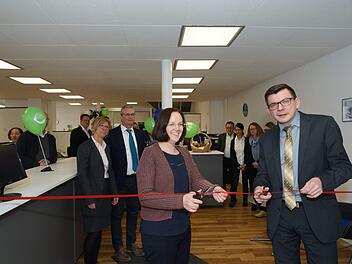 Geschäftsführerin Anja Binder und Bürgermeister Armin Warmuth eröffnen das neue Büro. Foto: Arkadius Guzy