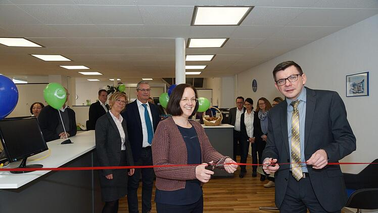 Geschäftsführerin Anja Binder und Bürgermeister Armin Warmuth eröffnen das neue Büro. Foto: Arkadius Guzy