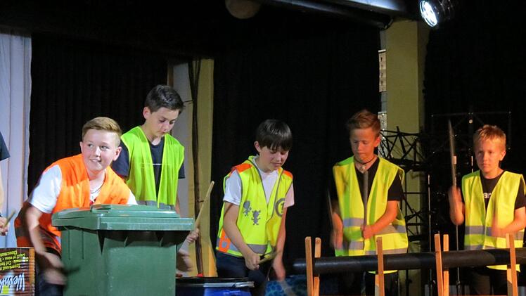 Die Percussiongruppe spielte auf Mülltonne, Rohren und Dachrinnen. Foto: Doris Bauer