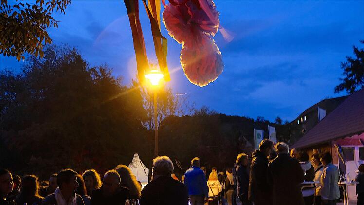 In den Abendstunden treffen die Besucher auf der Museumsinsel ein.Foto: Gerd Schaar