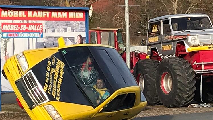 Die Stuntman luden sich sogar Passagiere zur Zwei-Reifen-Fahrt ein. Fotos: Sonny Adam