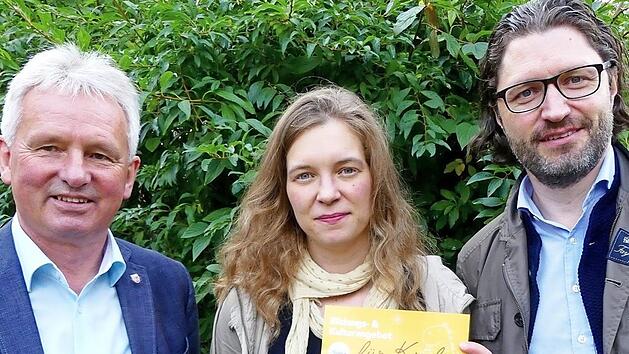 Initiatorin Lisa Stenglein und Markus Schr&ouml;der (rechts) pr&auml;sentierten B&uuml;rgermeister Werner Diersch den neuen Flyer.  Foto: Dieter H&uuml;bner