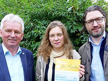 Initiatorin Lisa Stenglein und Markus Schröder (rechts) präsentierten Bürgermeister Werner Diersch den neuen Flyer.  Foto: Dieter Hübner