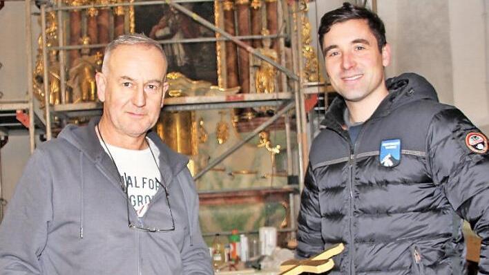 Sie können stolz sein, auf die gelungene Restaurierung der Altäre in der Pfarrkirche St. Nikolaus: Stefan Löffler (links) mit seinem Chef André Langer. Fotos: Veronika Schadeck